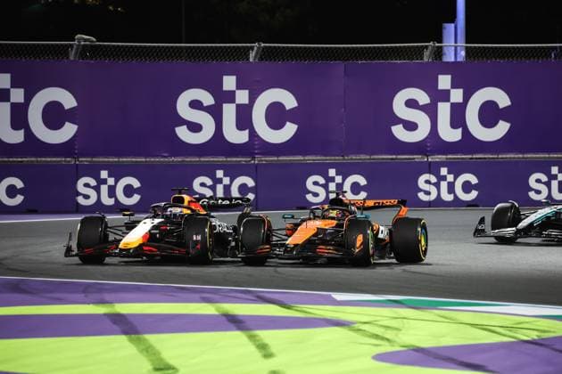 F1 - SAUDI ARABIAN GRAND PRIX 2025 01 VERSTAPPEN Max (nld), Red Bull Racing RB21, action, 81 PIASTRI Oscar (aus), McLaren F1 Team MCL39, action during the Formula 1 STC Saudi Arabian Grand Prix 2025, 5th round of the 2025 FIA Formula One World Championship, WM, Weltmeisterschaft from April 18 to 20, 2025 on the Jeddah Corniche Circuit, in Jeddah, Saudi Arabia - JeddahSaudi Arabia Copyright: xFLORENTxGOODENx