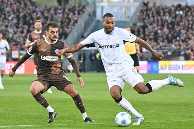 Fußball I Herren I Saison 2024-2025 I Bundesliga I 30. Spieltag I FC St. Pauli - Bayer 04 Leverkusen I 20.4.2025 Jonathan Tah (4, Bayer 04 Leverkusen) klärt knapp vor Danel Sinani (10, FC St. Pauli) Hamburg Millerntor Stadion Hamburg Deutschland Copyright: xLobeca AndreasxHannigx