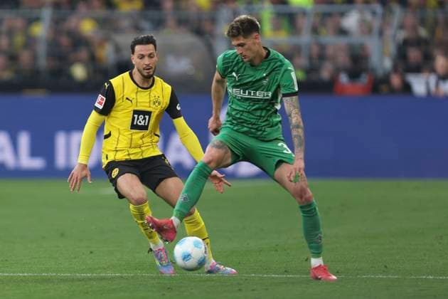 Ramy Bensebaini (Borussia Dortmund) und Tomas Cvancara (Borussia Moenchengladbach) im Zweikampf waehrend des Spiels der 1. Bundesliga zwischen Borussia Dortmund und Borussia Mönchengladbach, SIGNAL IDUNA PARK am 20. April 2025 in Dortmund, Deutschland. (Foto von Oliver Kaelke DeFodi Images) +++ Ramy Bensebaini (Borussia Dortmund) und Tomas Cvancara (Borussia Moenchengladbach) battle for the ball during the Bundesliga match between Borussia Dortmund and Borussia Mönchengladbach at Signal Iduna Park on April 20, 2025 in Dortmund, Germany. (Photo by Oliver Kaelke DeFodi Images) DFL regulations prohibit any use of photographs as image sequences and or quasi-video. (Photo by Oliver Kaelke DeFodi Images)
