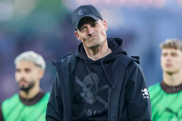 Trainer Alexander Blessin (FC St. Pauli) schaut enttaeuscht, Bundesliga, FC St. Pauli 1910 v Bayer 04 Leverkusen, Millerntor Stadium am 20. April 2025 in Hamburg, Deutschland. (Foto von Marco Steinbrenner DeFodi Images) Trainer Alexander Blessin (FC St. Pauli) looks dejected, Bundesliga, FC St. Pauli 1910 v Bayer 04 Leverkusen, Millerntor Stadium, April 20, 2025 in Hamburg, Germany. (Photo by Marco Steinbrenner DeFodi Images) DFL regulations prohibit any use of photographs as image sequences and or quasi-video. *** Coach Alexander Blessin FC St Pauli looks dejected, Bundesliga, FC St Pauli 1910 v Bayer 04 Leverkusen, Millerntor Stadium on April 20, 2025 in Hamburg, Germany Photo by Marco Steinbrenner DeFodi Images Coach Alexander Blessin FC St Pauli looks dejected, Bundesliga, FC St Pauli 1910 v Bayer 04 Leverkusen, Millerntor Stadium, April 20, 2025 in Hamburg, Germany Photo by Marco Steinbrenner DeFodi Images DFL regulations prohibit any use of photographs as image sequences and or quasi video