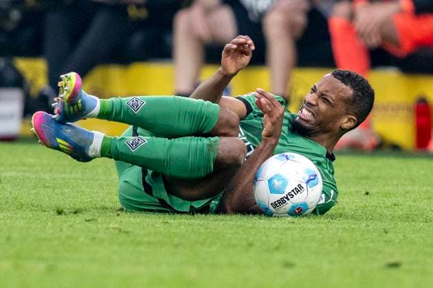 20.04.2025: Fußball: Borussia Dortmund - Borussia Mönchengladbach, 30. Spieltag im Signal-Iduna-Park. Gladbachs Alassane Plea liegt am Boden. WICHTIGER HINWEIS: Gemäß den Vorgaben der DFL und des DFB ist es untersagt, in dem Stadion und oder vom Spiel angefertigte Fotoaufnahmen in Form von Sequenzbildern und oder videoähnlichen Fotostrecken zu verwerten bzw. verwerten zu lassen. Copyright: xDavidxInderliedx