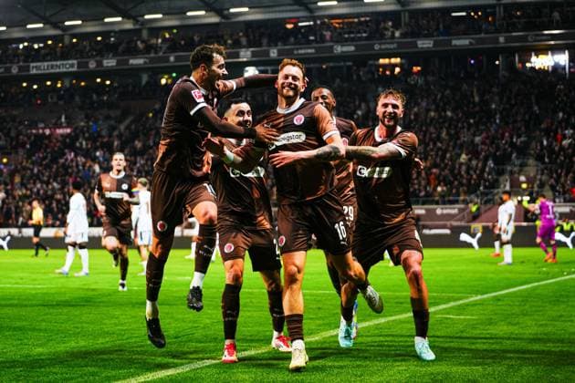 Bilder des Jahres 2025, Sport 04 April Sport Bilder des Tages Torjubel FC St. Pauli nach Tor zum 1:1 Carlo Boukhalfa (FC St. Pauli, 16) GER, FC St. Pauli vs. Bayer 04 Leverkusen, Fussball, Bundesliga, Spieltag 30, Saison 2024 25, 20.04.2025 DFL REGULATIONS PROHIBIT ANY USE OF PHOTOGRAPHS AS IMAGE SEQUENCES AND OR QUASI-VIDEO GER, FC St. Pauli vs. Bayer 04 Leverkusen, Fussball, Bundesliga, Spieltag 30, Saison 2024 25, 20.04.2025 Hamburg *** Goal celebration FC St Pauli after goal to 1 1 Carlo Boukhalfa FC St Pauli, 16 GER, FC St Pauli vs Bayer 04 Leverkusen, Football, Bundesliga, Matchday 30, Season 2024 25, 20 04 2025 DFL REGULATIONS PROHIBIT ANY USE OF PHOTOGRAPHS AS IMAGE SEQUENCES AND OR QUASI VIDEO GER, FC St Pauli vs Bayer 04 Leverkusen, Football, Bundesliga, Matchday 30, Season 2024 25, 20 04 2025 Hamburg Copyright: xEibner-Pressefoto MarcelxvonxFehrnx EP_MFN