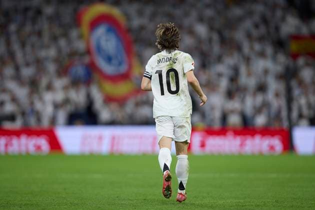 Sport Bilder des Tages Luka Modric (Real Madrid CF) looks on during the LaLiga match between Real Madrid and Athletic Bilbao at Santiago BernabÃ u on April 20, 2025 in Madrid, Spain. (Photo by Manu Reino DeFodi Images)
