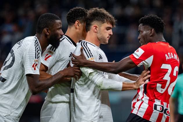 Bilder des Jahres 2025, Sport 04 April Sport Bilder des Tages Real Madrid CF vs Athletic Club Bilbao - La Liga EA Sports 2024 25 Players of Real Madrid CF (from L to R) Antonio Rudiger, Jude Bellingham, Raul Asencio is in action against Adama Boiro of Athletic Club (R) during the La Liga EA Sports 2024 25 football match between Real Madrid CF and Athletic Club Bilbao at Estadio Santiago Bernabeu on April 20, 2025 in Madrid, Spain. Madrid Estadio Santiago Bernabeu Madrid Spain Copyright: xAlbertoxGardinx AGardin_20250420_Football_Liga_Real_Madrid_Athletic_0142