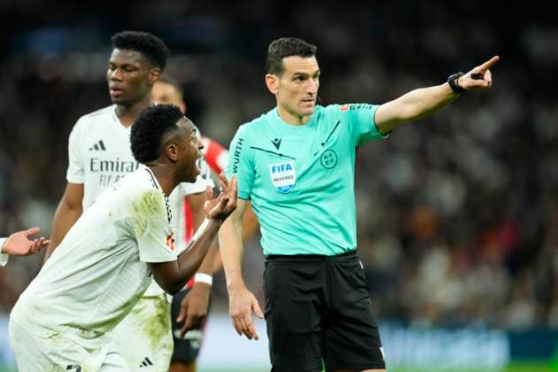 Sport Themen der Woche KW16 Real Madrid CF v Athletic Club - La Liga EA Sports Vinicius Junior left winger of Real Madrid and Brazil protest to referee Munuera Montero during the LaLiga match between Real Madrid CF and Athletic Club at Estadio Santiago Bernabeu on April 20, 2025 in Madrid, Spain. Madrid Spain  Copyright: xJosexBretonx originalFilename:bretonhernandez-realmadr250420_npkhB.jpg