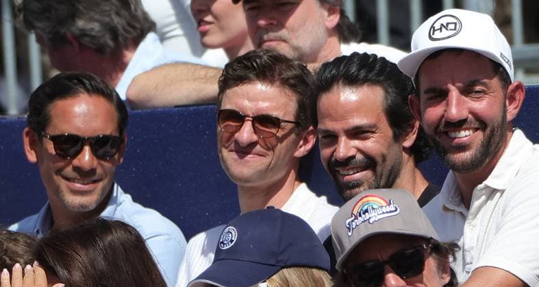 19.04.2025, BMW Open MTTC Iphitos ATP, Tennis Herren Tour 500, Muenchen, Tennis, im Bild: Thomas Mueller (FC Bayern Muenchen) mit Freunden Gast bei BMW Open Finale