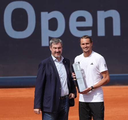 19.04.2025, BMW Open MTTC Iphitos ATP, Tennis Herren Tour 500, Muenchen, Tennis, im Bild: Minister Praesident Markus Soeder und Alexander Zverev (GER)