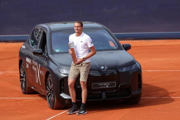 19.04.2025, BMW Open MTTC Iphitos ATP, Tennis Herren Tour 500, Muenchen, Tennis, im Bild: Alexander Zverev (GER) mit Trophae und neues Fahrzeug