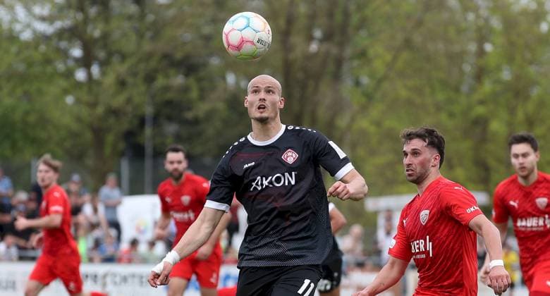 20.04.2025, Herren, Fussball, Saison 2024 2025, Regionalliga Bayern, 30. Spieltag: TSV Buchbach - FC Wuerzburger Kickers v.li.: Alem Japaur (FC Wuerzburger Kickers), Samed Bahar (TSV Buchbach) Buchbach SMR-Arena Bayern Deutschland