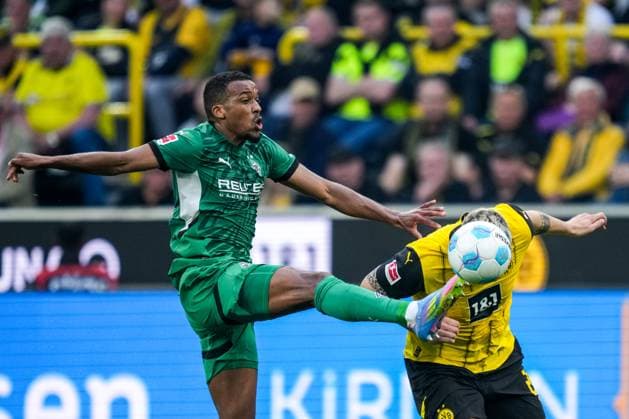 DORTMUND, GERMANY - APRIL 20: Alassane Plea of Borussia Monchengladbach challenges Niklas Sule of Borussia Dortmund during the Bundesliga match between Borussia Dortmund and Borussia MÃ¶nchengladbach at Signal Iduna Park on April 20, 2025 in Dortmund, Germany. (Photo by Rene Nijhuis) SPO  Copyright: xRenexNijhuis