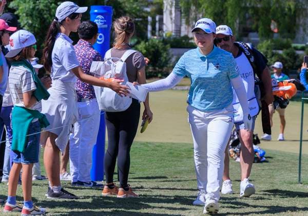 April 20, 2025, Tarzana, California, USA: Rio Takeda is greeted by fans during the final round of the JM Eagle LA Championship presented by Plastpro Sunday April 20, 2025 at El Caballero Country Club in Tarzana, California. JAVIER ROJAS PI Tarzana USA - ZUMAp124 20250420_zaa_p124_028 Copyright: xJavierxRojasx