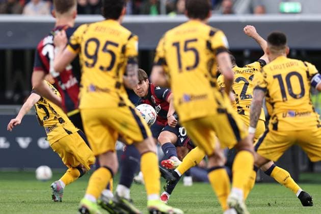 Bilder des Jahres 2025, Sport 04 April Nicolo Barella (Inter)Benja Dominguez (Bologna)Henrikh Mkhitaryan (Inter) ;during the Italian Serie A match between Bologna 1- 0 Inter at Renato Dall Ara Stadium on April 20, 2025 in Bologna, Italy. Noxthirdxpartyxsales  (288237556)