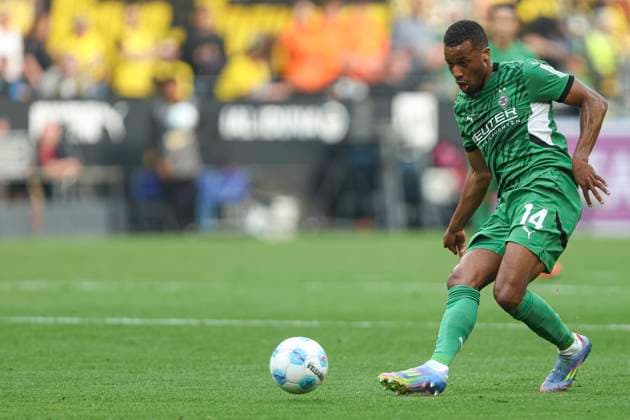 Alassane Plea (Borussia Moenchengladbach) in Aktion, am Ball, Einzelaktion waehrend des Spiels der 1. Bundesliga zwischen Borussia Dortmund und Borussia Mönchengladbach, SIGNAL IDUNA PARK am 20. April 2025 in Dortmund, Deutschland. (Foto von Oliver Kaelke DeFodi Images) +++ Alassane Plea (Borussia Moenchengladbach) controls the ball during the Bundesliga match between Borussia Dortmund and Borussia Mönchengladbach at Signal Iduna Park on April 20, 2025 in Dortmund, Germany. (Photo by Oliver Kaelke DeFodi Images) DFL regulations prohibit any use of photographs as image sequences and or quasi-video. (Photo by Oliver Kaelke DeFodi Images)