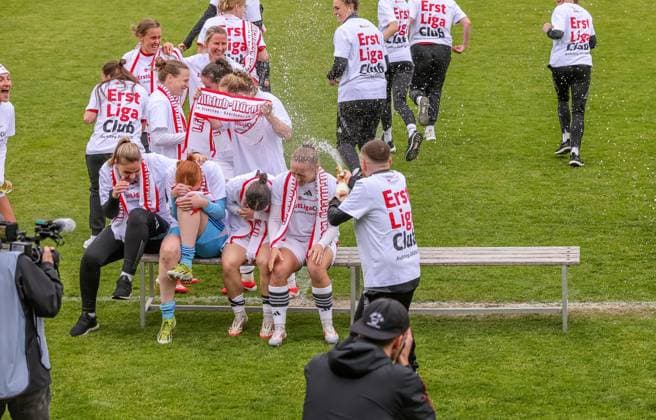 GER, Freiburg, SC Freiburg II vs FC Nürnberg, 2. Frauen Bundesliga, Fussball, DFB, Spielzeit 2024 2025, Möslestadion, 22. Spieltag, im Bild: FC Nürnberg feiert den Aufstieg in die 1. Bundesliga DFB DFL REGULATIONS PROHIBIT ANY USE OF PHOTOGRAPHS AS IMAGE SEQUENCES AND OR QUASI-VIDEO, 20.04.2025, Copyright: HMBxMedia HendrikxHamelau