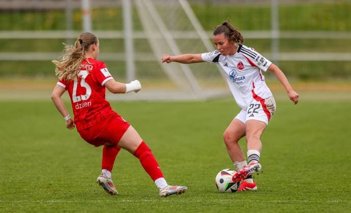 GER, Freiburg, SC Freiburg II vs FC Nürnberg, 2. Frauen Bundesliga, Fussball, DFB, Spielzeit 2024 2025, Möslestadion, 22. Spieltag, im Bild v.l.: Belma Dzaferi (SC Freiburg II 23), Julia Pollak (FC Nürnberg 22) DFB DFL REGULATIONS PROHIBIT ANY USE OF PHOTOGRAPHS AS IMAGE SEQUENCES AND OR QUASI-VIDEO, 20.04.2025, Copyright: HMBxMedia HendrikxHamelau