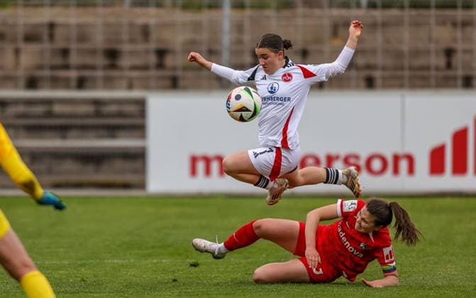 GER, Freiburg, SC Freiburg II vs FC Nürnberg, 2. Frauen Bundesliga, Fussball, DFB, Spielzeit 2024 2025, Möslestadion, 22. Spieltag, im Bild v.l.: Marina Scholz (FC Nürnberg 7), Leonie Lorenz (SC Freiburg II 5) DFB DFL REGULATIONS PROHIBIT ANY USE OF PHOTOGRAPHS AS IMAGE SEQUENCES AND OR QUASI-VIDEO, 20.04.2025, Copyright: HMBxMedia HendrikxHamelau