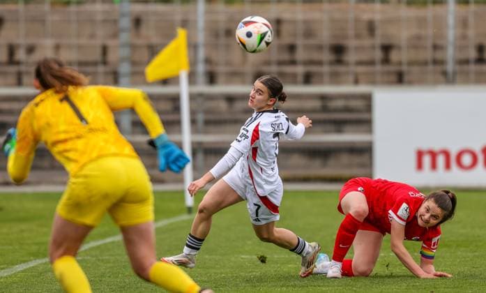 GER, Freiburg, SC Freiburg II vs FC Nürnberg, 2. Frauen Bundesliga, Fussball, DFB, Spielzeit 2024 2025, Möslestadion, 22. Spieltag, im Bild v.l.: Marina Scholz (FC Nürnberg 7), Leonie Lorenz (SC Freiburg II 5) DFB DFL REGULATIONS PROHIBIT ANY USE OF PHOTOGRAPHS AS IMAGE SEQUENCES AND OR QUASI-VIDEO, 20.04.2025, Copyright: HMBxMedia HendrikxHamelau