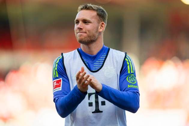 19.04.2025, Fussball 1. Bundesliga 2024 2025, 30. Spieltag, 1.FC Heidenheim - FC Bayern München, in der Voith-Arena Heidenheim. Schlussjubel, Torwart Daniel Peretz (FC Bayern München)