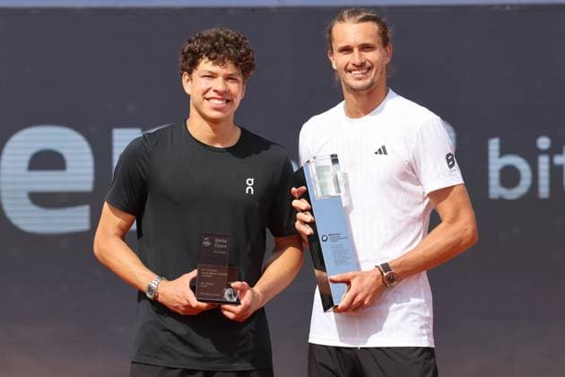 Ben Shelton (USA) (li.) und Turniersieger, Alexander Zverev (GER) Pokal, Trophäe, Siegerehrung, Ehrung, Portraet, Portrait, Tennis BMW Open by Bitpanda ATP, Tennis Herren 500 Finale Einzeln München 20.04.2025 FOTO: Mladen Lackovic LakoPress