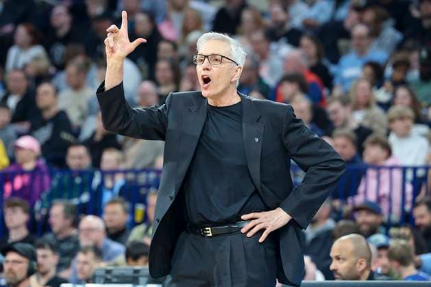 Head-Coach Gordon Herbert (FC Bayern Muenchen) gestikuliert, easyCredit Basketball Bundesliga, Veolia Towers Hamburg vs FC Bayern Muenchen Basketball, Barclays Arena am 20. April 2025 in Hamburg, Deutschland. (Foto von Marco Steinbrenner DeFodi Images) Head-Coach Gordon Herbert (FC Bayern Muenchen) gestures, easyCredit Basketball Bundesliga, Veolia Towers Hamburg vs FC Bayern Muenchen Basketball, Barclays Arena, April 20, 2025 in Hamburg, Germany. (Photo by Marco Steinbrenner DeFodi Images)