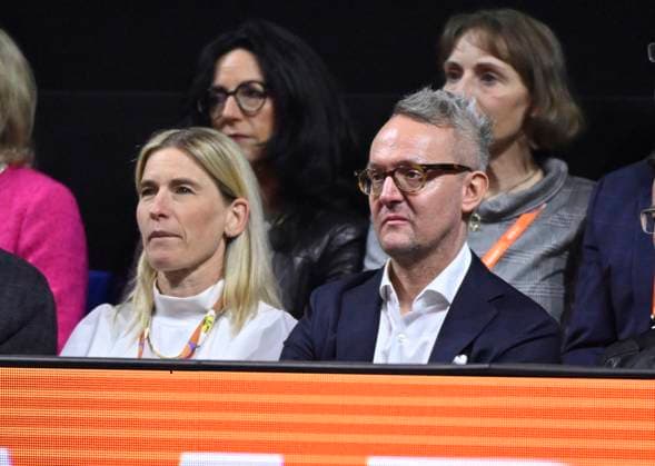 Vorstandsvorsitzender Alexander Wehrle VfB Stuttgart (rechts) als Zuschauer mit Silke Schmidt-Dencker Geschäftsführerin der Stuttgarter Kinderstiftung (links) Tennis Damen Porsche-Cup Porsche Tennis Grand Prix GP Stuttgart 2025 Porsche Arena 21.04.2024 DFL REGULATIONS PROHIBIT ANY USE OF PHOTOGRAPHS AS IMAGE SEQUENCES AND OR QUASI-VIDEO Tennis Damen Porsche-Cup Porsche Tennis Grand Prix GP Stuttgart 2025