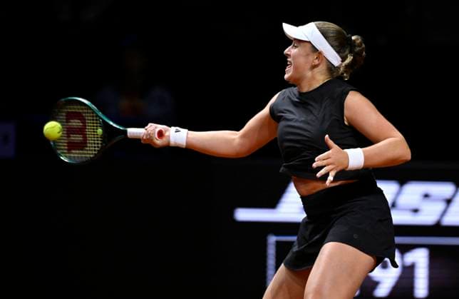 Jelena Ostapenko (LAT) Aktion Tennis Damen Porsche-Cup Porsche Tennis Grand Prix GP Stuttgart 2025 Porsche Arena 21.04.2024 DFL REGULATIONS PROHIBIT ANY USE OF PHOTOGRAPHS AS IMAGE SEQUENCES AND OR QUASI-VIDEO Tennis Damen Porsche-Cup Porsche Tennis Grand Prix GP Stuttgart 2025