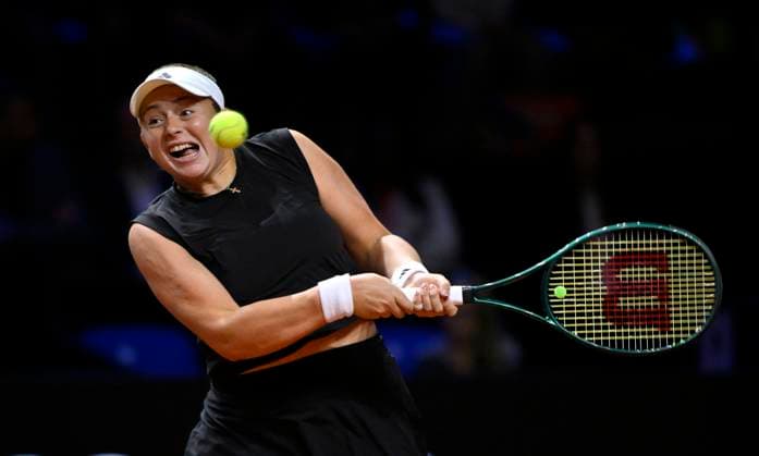 Jelena Ostapenko (LAT) Aktion Tennis Damen Porsche-Cup Porsche Tennis Grand Prix GP Stuttgart 2025 Porsche Arena 21.04.2024 DFL REGULATIONS PROHIBIT ANY USE OF PHOTOGRAPHS AS IMAGE SEQUENCES AND OR QUASI-VIDEO Tennis Damen Porsche-Cup Porsche Tennis Grand Prix GP Stuttgart 2025