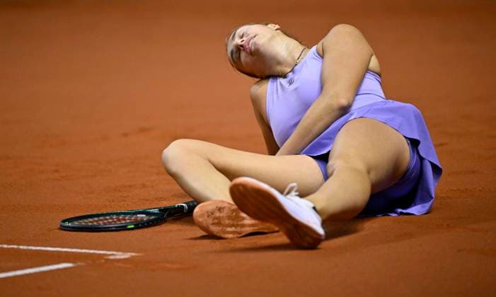 Aryna Sabalenka (BLR) enttaeuscht am Boden gestolpert Tennis Damen Porsche-Cup Porsche Tennis Grand Prix GP Stuttgart 2025 Porsche Arena 21.04.2024 DFL REGULATIONS PROHIBIT ANY USE OF PHOTOGRAPHS AS IMAGE SEQUENCES AND OR QUASI-VIDEO Tennis Damen Porsche-Cup Porsche Tennis Grand Prix GP Stuttgart 2025