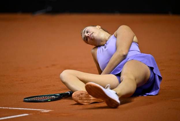 Aryna Sabalenka (BLR) enttaeuscht am Boden gestolpert Tennis Damen Porsche-Cup Porsche Tennis Grand Prix GP Stuttgart 2025 Porsche Arena 21.04.2024 DFL REGULATIONS PROHIBIT ANY USE OF PHOTOGRAPHS AS IMAGE SEQUENCES AND OR QUASI-VIDEO Tennis Damen Porsche-Cup Porsche Tennis Grand Prix GP Stuttgart 2025