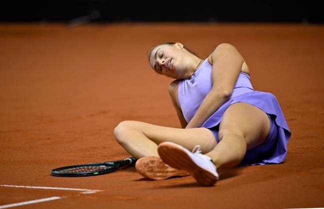 Aryna Sabalenka (BLR) enttaeuscht am Boden gestolpert Tennis Damen Porsche-Cup Porsche Tennis Grand Prix GP Stuttgart 2025 Porsche Arena 21.04.2024 DFL REGULATIONS PROHIBIT ANY USE OF PHOTOGRAPHS AS IMAGE SEQUENCES AND OR QUASI-VIDEO Tennis Damen Porsche-Cup Porsche Tennis Grand Prix GP Stuttgart 2025