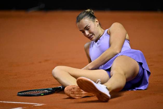 Aryna Sabalenka (BLR) enttaeuscht am Boden gestolpert Tennis Damen Porsche-Cup Porsche Tennis Grand Prix GP Stuttgart 2025 Porsche Arena 21.04.2024 DFL REGULATIONS PROHIBIT ANY USE OF PHOTOGRAPHS AS IMAGE SEQUENCES AND OR QUASI-VIDEO Tennis Damen Porsche-Cup Porsche Tennis Grand Prix GP Stuttgart 2025