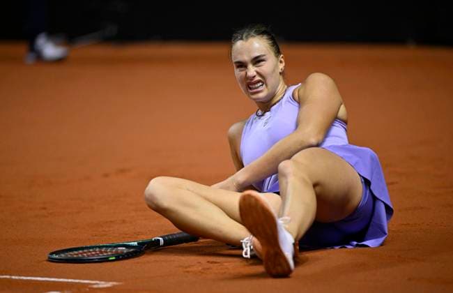 Aryna Sabalenka (BLR) enttaeuscht am Boden gestolpert Tennis Damen Porsche-Cup Porsche Tennis Grand Prix GP Stuttgart 2025 Porsche Arena 21.04.2024 DFL REGULATIONS PROHIBIT ANY USE OF PHOTOGRAPHS AS IMAGE SEQUENCES AND OR QUASI-VIDEO Tennis Damen Porsche-Cup Porsche Tennis Grand Prix GP Stuttgart 2025