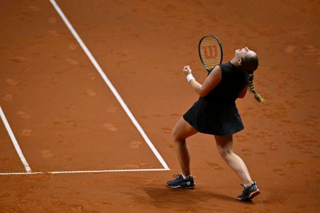 Jelena Ostapenko (LAT) Jubel, Freude, Emotion, emotional, jubelt, Glueck, gluecklich, ueber gewonnenes Match Finale Sieg Tennis Damen Porsche-Cup Porsche Tennis Grand Prix GP Stuttgart 2025 Porsche Arena 21.04.2024 DFL REGULATIONS PROHIBIT ANY USE OF PHOTOGRAPHS AS IMAGE SEQUENCES AND OR QUASI-VIDEO Tennis Damen Porsche-Cup Porsche Tennis Grand Prix GP Stuttgart 2025