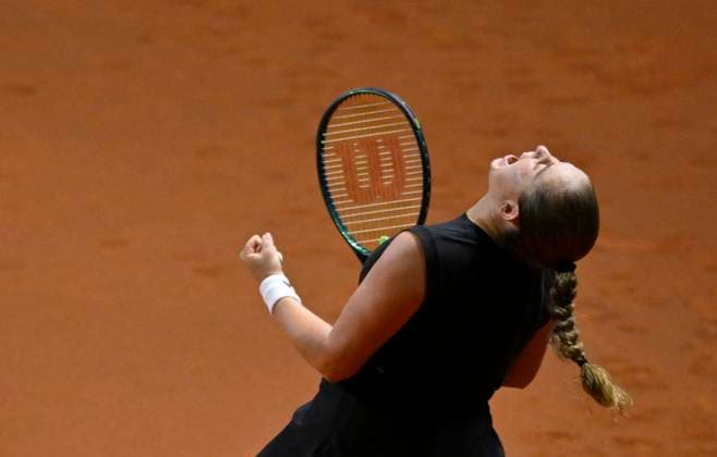 Jelena Ostapenko (LAT) Jubel, Freude, Emotion, emotional, jubelt, Glueck, gluecklich, ueber gewonnenes Match Finale Sieg Tennis Damen Porsche-Cup Porsche Tennis Grand Prix GP Stuttgart 2025 Porsche Arena 21.04.2024 DFL REGULATIONS PROHIBIT ANY USE OF PHOTOGRAPHS AS IMAGE SEQUENCES AND OR QUASI-VIDEO Tennis Damen Porsche-Cup Porsche Tennis Grand Prix GP Stuttgart 2025