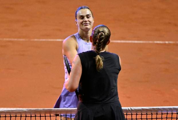 Aryna Sabalenka (BLR) gratulier Jelena Ostapenko (LAT) zum Matchgewinn Gestik Geste Tennis Damen Porsche-Cup Porsche Tennis Grand Prix GP Stuttgart 2025 Porsche Arena 21.04.2024 DFL REGULATIONS PROHIBIT ANY USE OF PHOTOGRAPHS AS IMAGE SEQUENCES AND OR QUASI-VIDEO Tennis Damen Porsche-Cup Porsche Tennis Grand Prix GP Stuttgart 2025