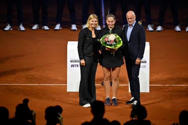 Siegerehrung, Ehrung 2. Platz Aryna Sabalenka (BLR) mit Turnierdirektor Markus Günthardt und der Sportliche Leiterin Anke Huber Tennis Damen Porsche-Cup Porsche Tennis Grand Prix GP Stuttgart 2025 Porsche Arena 21.04.2024 DFL REGULATIONS PROHIBIT ANY USE OF PHOTOGRAPHS AS IMAGE SEQUENCES AND OR QUASI-VIDEO Tennis Damen Porsche-Cup Porsche Tennis Grand Prix GP Stuttgart 2025