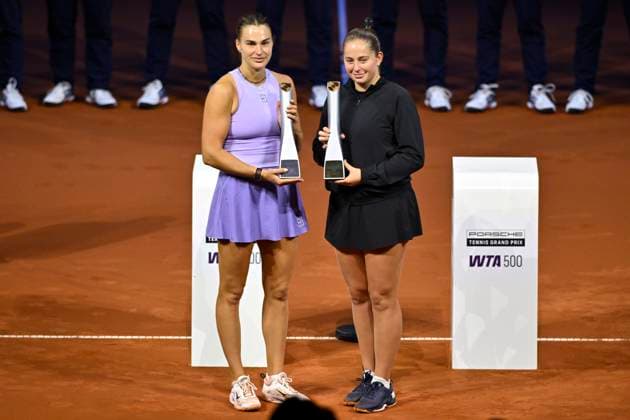 Siegerehrung, Ehrung .Jelena Ostapenko (LAT) (rechts) Aryna Sabalenka (BLR) (links) Aryna Sabalenka (BLR) Tennis Damen Porsche-Cup Porsche Tennis Grand Prix GP Stuttgart 2025 Porsche Arena 21.04.2024 DFL REGULATIONS PROHIBIT ANY USE OF PHOTOGRAPHS AS IMAGE SEQUENCES AND OR QUASI-VIDEO Tennis Damen Porsche-Cup Porsche Tennis Grand Prix GP Stuttgart 2025