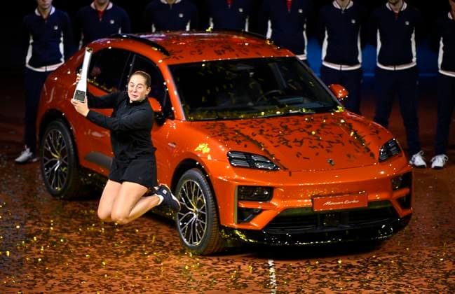 Siegerehrung, Ehrung .Jelena Ostapenko (LAT) mit Siegerfahrzeug Porsche Macan Turbo (WLTP) Sprung Pokal Tennis Damen Porsche-Cup Porsche Tennis Grand Prix GP Stuttgart 2025 Porsche Arena 21.04.2024 DFL REGULATIONS PROHIBIT ANY USE OF PHOTOGRAPHS AS IMAGE SEQUENCES AND OR QUASI-VIDEO Tennis Damen Porsche-Cup Porsche Tennis Grand Prix GP Stuttgart 2025