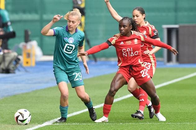 Anderlecht s Nikki Ijzerman and Standard Welma Fon pictured in action during a soccer match between RSC Anderlecht and Standard Femina de Liege, the final of the Belgian Cup, in Heverlee, Monday 21 April 2025. JILLxDELSAUX  x121397554x