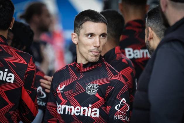 GER, xFSx , Hamburg, Fussball, DFL, FC St. Pauli vs Bayer Leverkusen , im Millerntor Stadion , 20.04.2025 , v.l. Alejandro Grimaldo ( Bayer 04 Leverkusen ,20 ) am Ball, Freisteller, Einzelbild, Ganzkoerper, Aktion, Action, Spielszene , Portrait DFL regulations prohibit any use of photographs as image sequences and or quasi-video. Copyright: HMBxMedia FernandoxSoares