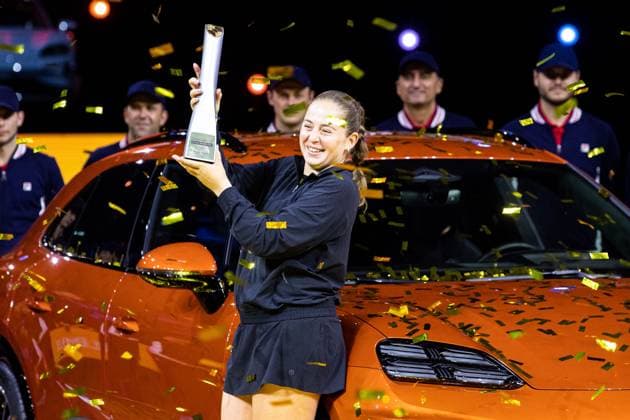 Siegerin des Porsche Tennis Grand Prix GP Stuttgart 2025 ist Jelena Ostapenko. Hier mit dem Pokal in den Haenden Finale Aryna Sabalenka vs Jelena Ostapenko LAT GER, Porsche Tennis Grand Prix GP Stuttgart 2025, WTA500, 21.04.2025 GER, Porsche Tennis Grand Prix GP Stuttgart 2025, WTA500, 21.04.2025 Stuttgart Copyright: xEibner-Pressefoto RogerxBuerkex EP