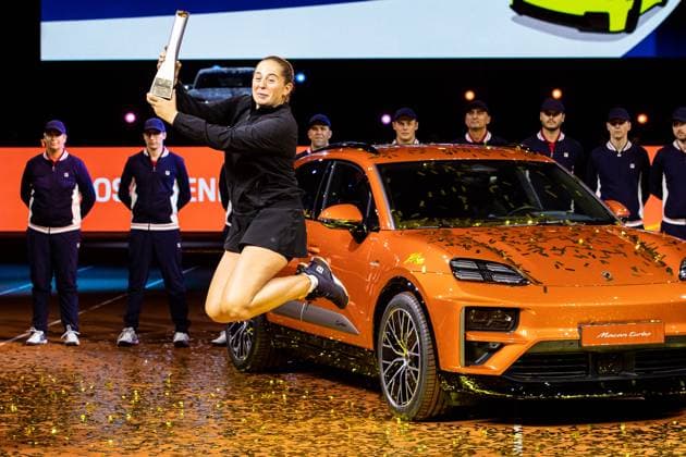 Siegerin des Porsche Tennis Grand Prix GP Stuttgart 2025 ist Jelena Ostapenko. Siegesprung mit dem Pokal in der Hand Finale Aryna Sabalenka vs Jelena Ostapenko LAT GER, Porsche Tennis Grand Prix GP Stuttgart 2025, WTA500, 21.04.2025 GER, Porsche Tennis Grand Prix GP Stuttgart 2025, WTA500, 21.04.2025 Stuttgart Copyright: xEibner-Pressefoto RogerxBuerkex EP