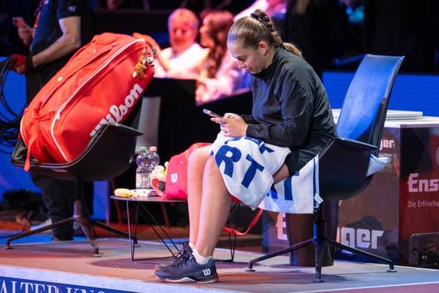 Wem schreibt die Siegerin Jelena Ostapenko (LAT) wohl die erste WhatsApp? Es wird Ihr Geheimnis bleiben. xettx, Deutschland, Stuttgart, 21.04.2025, Tennis, 48. Porsche Tennis Grand Prix, 2025, Finale, A.Sabalenka - J.Ostapenko (LAT), Porsche Arena Foto: A2 Bildagentur Peter Hartenfelser