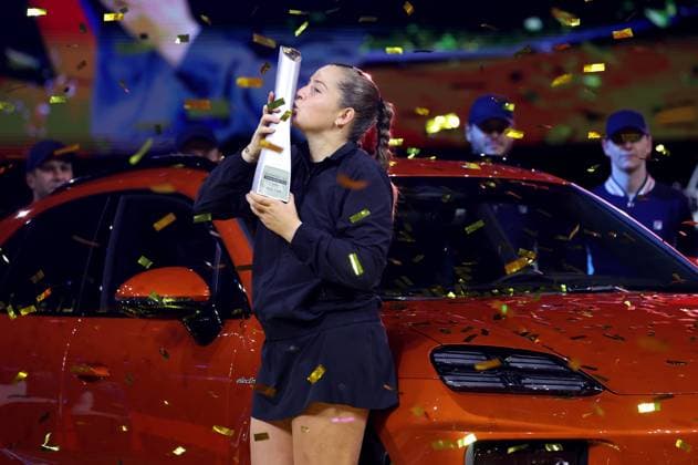 Stuttgart , Porsche Tennis Grand Prix Finale, Siegerin Jelena Ostapenko (LAT) jubelt über den Sieg und küsst ihren Pokal am Siegerauto Macan Turbo