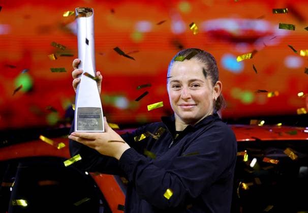 Stuttgart , Porsche Tennis Grand Prix Finale, Siegerin Jelena Ostapenko (LAT) jubelt über den Sieg mit Pokal