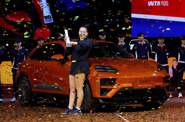 Stuttgart , Porsche Tennis Grand Prix Finale, Siegerin Jelena Ostapenko (LAT) jubelt über den Sieg mit Pokal und Siegerauto Macan Turbo