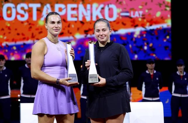 Stuttgart , Porsche Tennis Grand Prix Finale, v.l. Aryna Sabalenka und Siegerin Jelena Ostapenko (LAT) mit ihren Pokalen bei der Siegerehrung