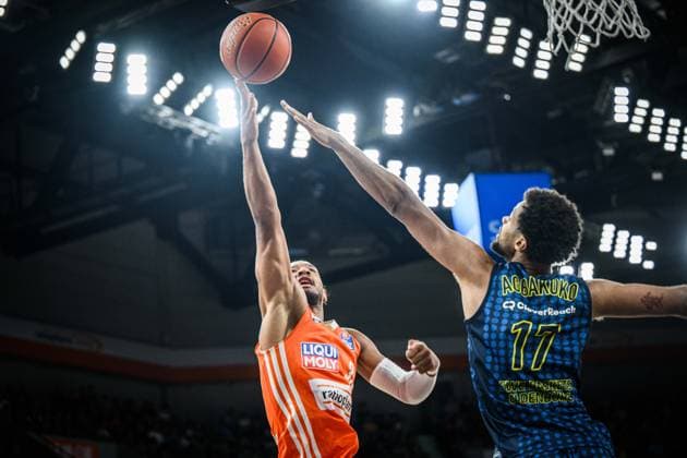Sport Themen der Woche KW17 Sport Bilder des Tages Neu Ulm, Deutschland, 21.04.25: Karim Jallow (ratiopharm ulm) und Norris Agbakoko (EWE Baskets Oldenburg) im Zweikampf waehrend des Basketball Bundesliga Spiels zwischen ratiopharm ulm vs EWE Baskets Oldenburg in der ratiopharm Arena am 21. April 2025 in Neu Ulm, Deutschland. (Foto von Harry Langer DeFodi Images) ratiopharm Arena, Germany, 21.04.25: Karim Jallow (ratiopharm ulm) und Norris Agbakoko (EWE Baskets Oldenburg) battle for the ball during the Basketball Bundesliga match between ratiopharm ulm vs EWE Baskets Oldenburg at Neu Ulm on April 21, 2025 in ratiopharm Arena, Germany. (Photo by Harry Langer DeFodi Images) (Photo by Harry Langer DeFodi Images) *** Neu Ulm, Germany, 21 04 25 Karim Jallow ratiopharm ulm and Norris Agbakoko EWE Baskets Oldenburg battle for the ball during the Basketball Bundesliga match between ratiopharm ulm vs EWE Baskets Oldenburg at ratiopharm Arena on April 21, 2025 in Neu Ulm, Germany Photo by Harry Langer DeFodi Images ratiopharm Arena, Germany, 21 04 25 Karim Jallow ratiopharm ulm and Norris Agbakoko EWE Baskets Oldenburg battle for the ball during the Basketball Bundesliga match between ratiopharm ulm vs EWE Baskets Oldenburg at Neu Ulm on April 21, 2025 in ratiopharm Arena, Germany Photo by Harry Langer DeFodi Images Photo by Harry Langer DeFodi Images