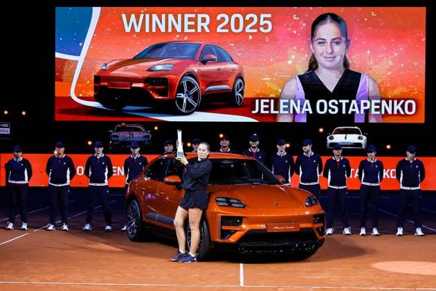 Siegerin des Porsche Tennis Grand Prix GP Stuttgart 2025 ist Jelena Ostapenko. Siegesprung mit dem Pokal in der Hand. Finale Aryna Sabalenka vs Jelena Ostapenko LAT GER, Porsche Tennis Grand Prix GP Stuttgart 2025, WTA500, 21.04.2025 GER, Porsche Tennis Grand Prix GP Stuttgart 2025, WTA500, 21.04.2025 Stuttgart Copyright: xEibner-Pressefoto RogerxBuerkex EP