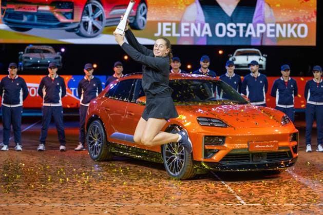 Die Siegerin des 48. Porsche Tennis Grand Prix 2025 Jelena Ostapenko (LAT). xettx, Deutschland, Stuttgart, 21.04.2025, Tennis, 48. Porsche Tennis Grand Prix, 2025, Finale, A.Sabalenka - J.Ostapenko (LAT), Porsche Arena Foto: A2 Bildagentur Peter Hartenfelser